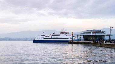 Alsancak, Konak, İzmir-Türkiye - 03.04.2023: İzmir, İzmir 'deki Alsancak İskelesi' nde yolcu gemisi veya feribot. İzmir Kordon Caddesi 'ndeki Alsancak Feribot İstasyonu. 