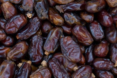 Yiyecek pazarında hurma ve hurma ağaçları sergilenmektedir. Pazar yerindeki tarihlerin yakın plan çekimi. 