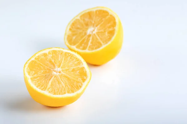 Fruta Limão Cortada Meio Isolada Sobre Fundo Branco Limão Cortado — Fotografia de Stock