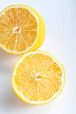 Taze ve sulu limon dilimi. Limon dilimleri beyaz arka planda izole edilmiş. Üst manzara. Yakın plan..