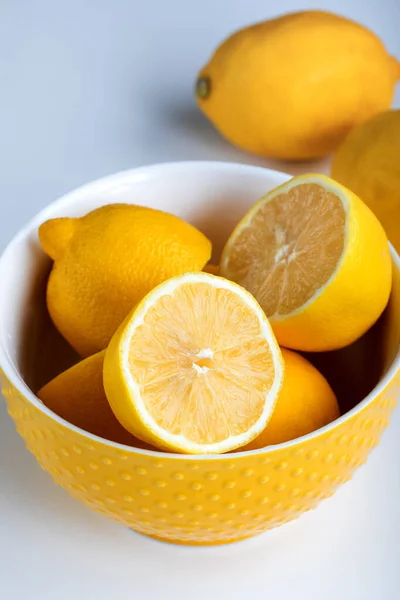 Limones Tazón Enteros Cortados Mitad Primer Plano — Foto de Stock