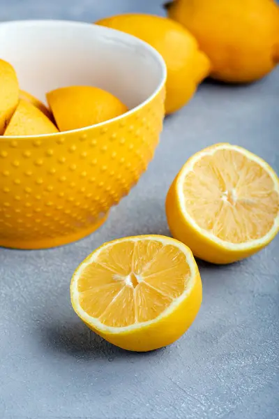 Uma Pilha Limões Num Fundo Cinzento Limões Frescos Numa Taça — Fotografia de Stock