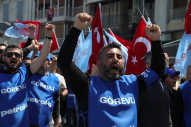 Konak, İzmir - Türkiye - 05.01.2023: İşçi sendikaları ve siyasi partiler 1 Mayıs, İzmir, Türkiye 'de Uluslararası İşçi Bayramı' nı kutladılar.