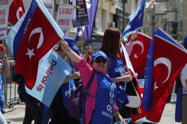 Konak, İzmir - Türkiye - 05.01.2023: İşçi sendikaları ve siyasi partiler 1 Mayıs, İzmir, Türkiye 'de Uluslararası İşçi Bayramı' nı kutladılar.