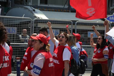 Konak, İzmir - Türkiye - 05.01.2023: İşçi sendikaları ve siyasi partiler 1 Mayıs, İzmir, Türkiye 'de Uluslararası İşçi Bayramı' nı kutladılar.