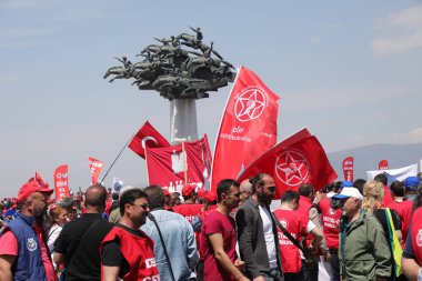 Konak, İzmir - Türkiye - 05.01.2023: İşçi sendikaları ve siyasi partiler 1 Mayıs, İzmir, Türkiye 'de Uluslararası İşçi Bayramı' nı kutladılar.