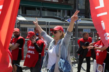 Konak, İzmir - Türkiye - 05.01.2023: İşçi sendikaları ve siyasi partiler 1 Mayıs, İzmir, Türkiye 'de Uluslararası İşçi Bayramı' nı kutladılar.