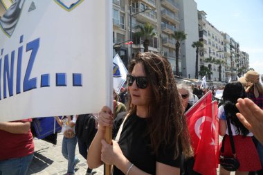 Konak, İzmir - Türkiye - 05.01.2023: İşçi sendikaları ve siyasi partiler 1 Mayıs, İzmir, Türkiye 'de Uluslararası İşçi Bayramı' nı kutladılar.