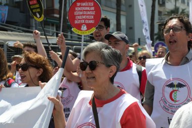 Konak, İzmir - Türkiye - 05.01.2023: İşçi sendikaları ve siyasi partiler 1 Mayıs, İzmir, Türkiye 'de Uluslararası İşçi Bayramı' nı kutladılar.