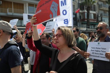 Konak, İzmir - Türkiye - 05.01.2023: İşçi sendikaları ve siyasi partiler 1 Mayıs, İzmir, Türkiye 'de Uluslararası İşçi Bayramı' nı kutladılar.