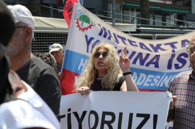 Konak, İzmir - Türkiye - 05.01.2023: İşçi sendikaları ve siyasi partiler 1 Mayıs, İzmir, Türkiye 'de Uluslararası İşçi Bayramı' nı kutladılar.