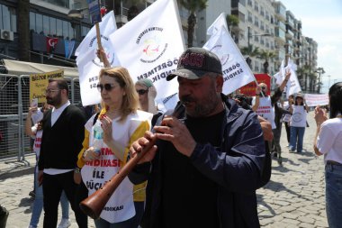 Konak, İzmir - Türkiye - 05.01.2023: İşçi sendikaları ve siyasi partiler 1 Mayıs, İzmir, Türkiye 'de Uluslararası İşçi Bayramı' nı kutladılar.