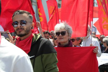 Konak, İzmir - Türkiye - 05.01.2023: İşçi sendikaları ve siyasi partiler 1 Mayıs, İzmir, Türkiye 'de Uluslararası İşçi Bayramı' nı kutladılar.