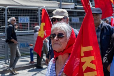 Konak, İzmir - Türkiye - 05.01.2023: İşçi sendikaları ve siyasi partiler 1 Mayıs, İzmir, Türkiye 'de Uluslararası İşçi Bayramı' nı kutladılar.