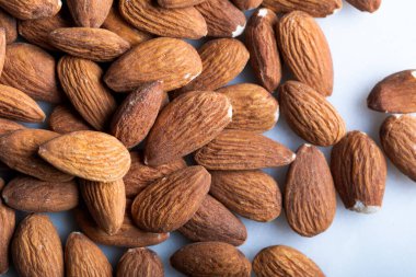 Mermer bir arka planda badem tohumları yığını. Taze badem fındığı.