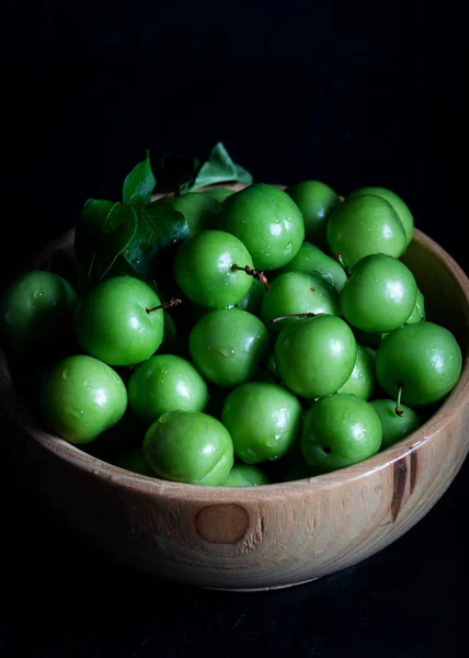 Ameixas Verdes Frescas Uma Tigela Fundo Escuro — Fotografia de Stock