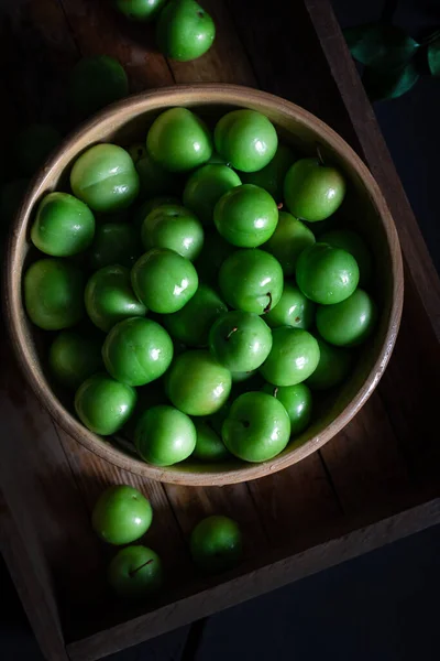 Ameixas Verdes Frescas Uma Tigela Fundo Madeira — Fotografia de Stock
