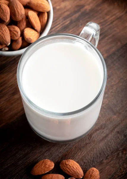 Γάλα Αμυγδάλων Ποτήρι Αμύγδαλα Ξύλινο Φόντο — Φωτογραφία Αρχείου