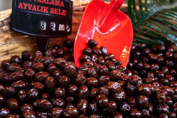 Puesto Con Aceitunas Negras Mercado Izmir Trkiye Ayvalik Sele Aceitunas —  Fotos de Stock