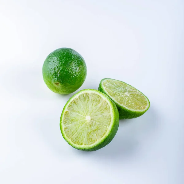 Frische Limettenfrüchte Mit Halbierter Scheibe Isoliert Auf Weißem Hintergrund Saftige — Stockfoto