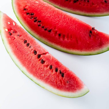 Beyaz arka planda izole karpuz meyve dilimleri. Karpuz kırpma yolu.