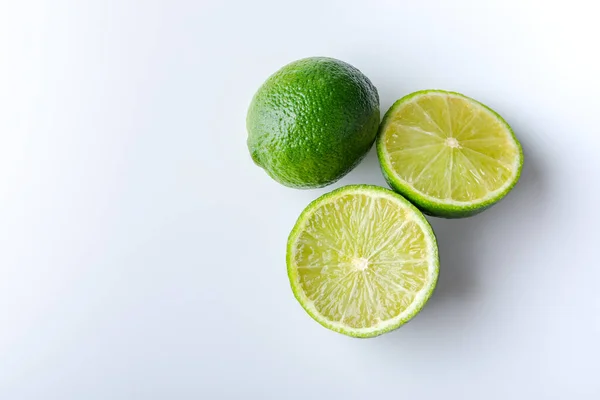 Frische Limettenfrüchte Mit Halbierter Scheibe Isoliert Auf Weißem Hintergrund Saftige — Stockfoto