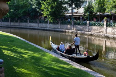 Eskisehir, Türkiye - 06-23-2023: İnsanlar Eskisehir 'deki Porsuk Nehri' nin güneşli bahar gününün tadını çıkarıyorlar. İnsanlar Porsuk Nehri 'nde Gondolla şehir turuna çıkıyorlar..