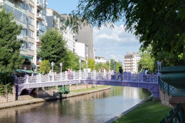 Eskisehir, Türkiye - 06-23-2023: Güneşli bir günde Eskiehir 'in merkezinde Porsuk Stream.