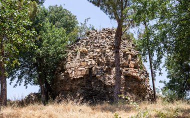 Bigadi Kalesi, Bigadi 'nin doğusundaki bu kale Bizans dönemine ait.. 