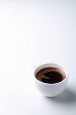 Beyaz arka planda kahve fincanı. Metin için alanı kopyala.
