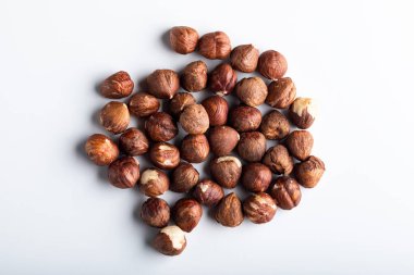 Beyaz arka planda fındıklar. Üst manzara, düz uzanma