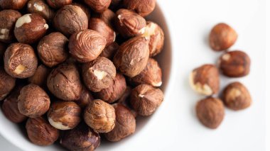 Fındıkları beyaz arka planda bir kaseye koy..