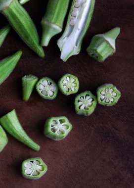 Taze yeşil bamya, soyulmuş ve pişirmeye hazır..
