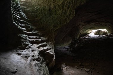 Phrygian vadisi, antik su deposu ve bu sarnıca uzanan kayalara oyulmuş merdivenler..