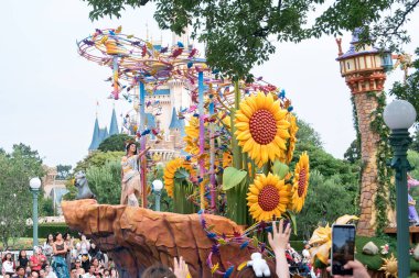 Pocahontas ve dev ayçiçeği süslemelerinin yer aldığı bir Disney geçit töreni Tokyo Disneyland 'de ziyaretçileri eğlendiriyor. Canlı bir seyirci gündüz gösterisinden zevk alıyor..