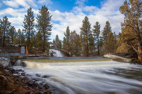 Lassen County, Kaliforniya 'daki Kartal Gölü yakınlarındaki Pine Creek Weir' dan akan bahar eriyen su..
