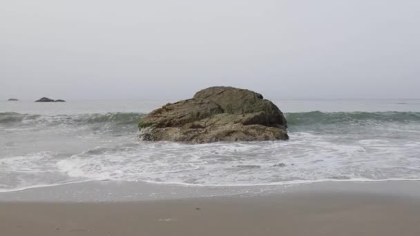 Ondas Suaves Lambendo Costa Meio Rochas Pilhas Mar Harris Beach — Vídeo de Stock