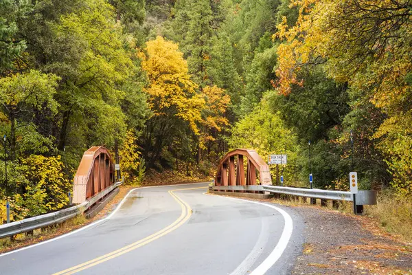 California State Route 32 Köprüsü Tehama County, Kaliforniya 'da Deer Creek' te bir sonbahar günü.