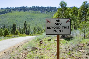 Modoc Ulusal Ormanı 'ndaki Blue Lake yakınlarında bir tabela, otoyol araçlarının veya YTD' lerin yoldan aşağı inmesine izin verilmediği konusunda uyarıyor..