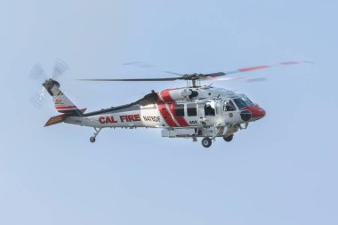 REDDDDING CALIFORNIA 10 AĞUSTOS 2024 Bir CALFIRE Sikorsky S70 Firehawk helikopteri Mary Lake üzerinde uçuyor..