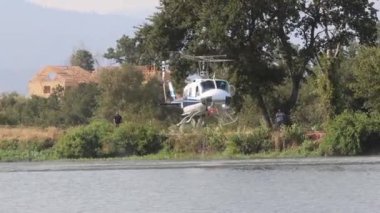 REDDDDING CALIFORNIA 10 AĞUSTOS 2024 Bir Çan ah-1 Mary Gölü 'nden aşağı ateşle savaşmak için su çıkarmaya çalışırken çapraz rüzgarlarla savaşıyor..
