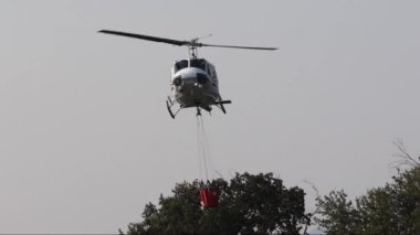 REDDDDDING CALIFORNIA 10 AĞUSTOS 2024 Mary Gölü 'ne yaklaşan bir Bell UH-1 ve Lower Springs ve Keswick yakınlarındaki düşük ateşle savaşmak için su kepçeleme