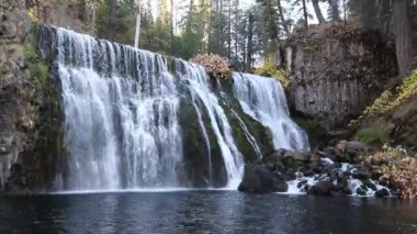 Siskiyou County California 'da bir sonbahar akşamında McCloud Şelalesinin ortasında.