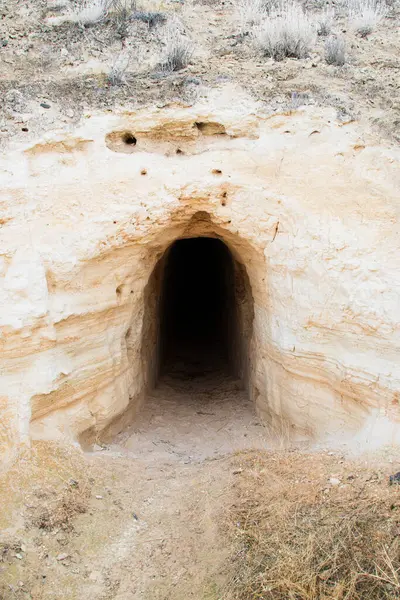 Kuzey Nevada Çölü 'nde terk edilmiş bir pudra madenine giriş. Piramit Gölü Bölgesi' nin hemen dışında.