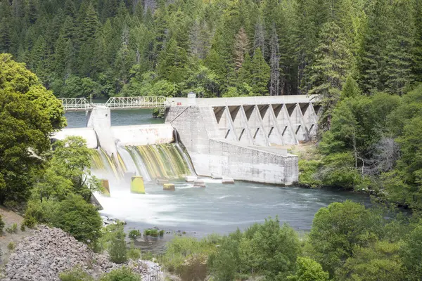 Kuyu 4 Barajı, Kaliforniya 'nın Shasta İlçesi Çukur Nehri Hidroelektrik Projesi' nin bir parçası ve çağlayan sularla çevrili gür ormanlarla çevrili..