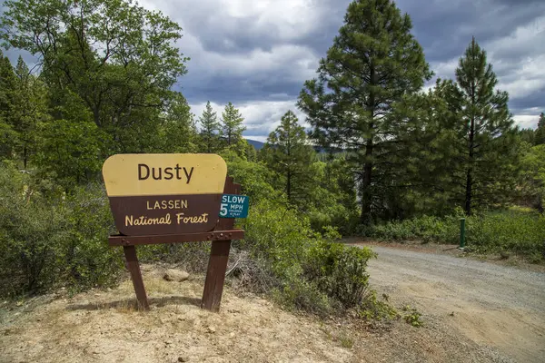 Britton Gölü yakınlarındaki Lassen Ulusal Ormanı 'ndaki Dusty Kamp Alanı' nın giriş tabelası Shasta County, Kaliforniya 'daki Burney Falls' a yakın, yemyeşil alanla çevrili..