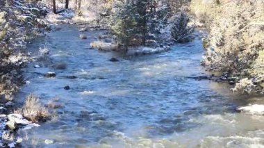 2025 kış sahnesinde Kaliforniya 'nın Lassen ilçesindeki Spalding yakınlarındaki Pine Creek' te yıllardır süren kuraklık ve düşük su miktarından sonra göle çok ihtiyaç duyulan eritilmiş su sağlanıyor..
