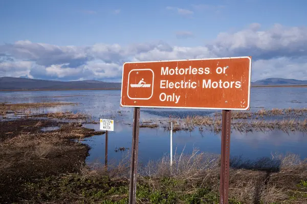 California 'daki Aşağı Klamath Vahşi Yaşam Sığınağı' nda tekne temizleme alanında motor kısıtlamaları ve derin su teknelerini ısıtan bir imza..