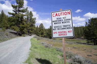 Sierry County 'deki Kyburz Flat yakınlarındaki bir yol üzerindeki bir tabela yolcuları sınırlı bakım nedeniyle GPS yönlendirme / navigasyonundan kaçınmaları için uyardı.