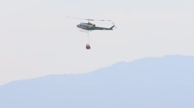 WAShoE COUNTY NEVADA, ABD 29 AĞUSTOS 2025: Nevada Ormancılık UH-1 helikopteri Güney Castantia Yangınıyla mücadele ederken bir gölete yaklaşır..